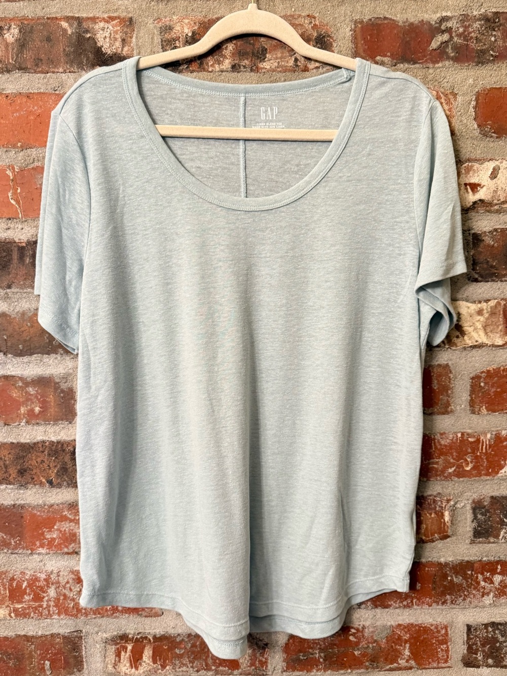 T41 - GAP Women's Linen Scoop Neck Tee in Pale Sage